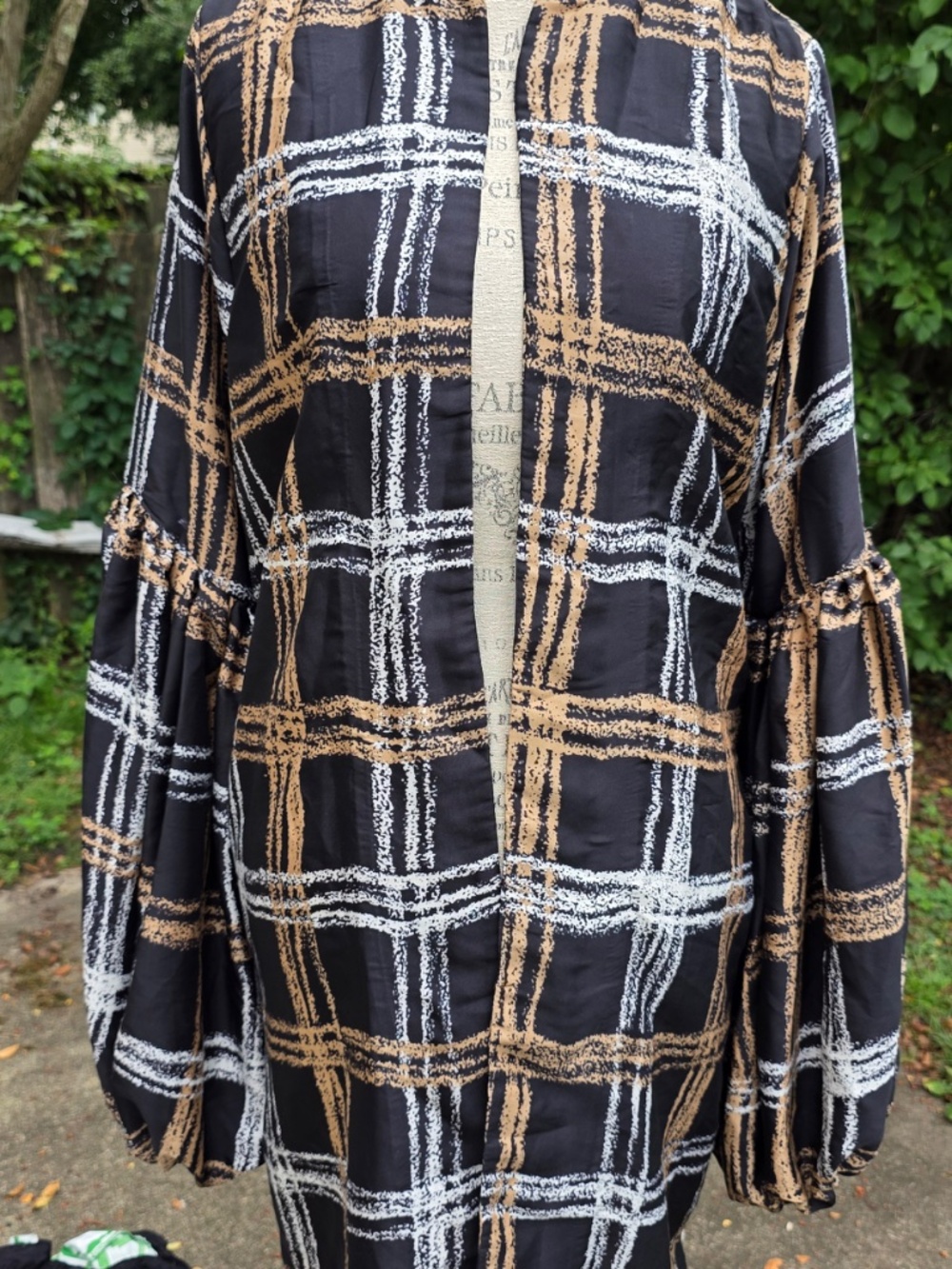 Gold, black and white kimono - Picture 2 of 5